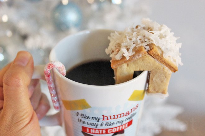 miniature gingerbread house, mini gingerbread house cup topper, gingerbread house mug topper, gingerbread mug hugger, mini gingerbread house, tiny gingerbread house, vegetarian recipe, holiday dessert, yuka yoneda, inhabitat video