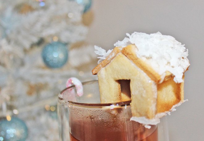 miniature gingerbread house, mini gingerbread house cup topper, gingerbread house mug topper, gingerbread mug hugger, mini gingerbread house, tiny gingerbread house, vegetarian recipe, holiday dessert, yuka yoneda, inhabitat video