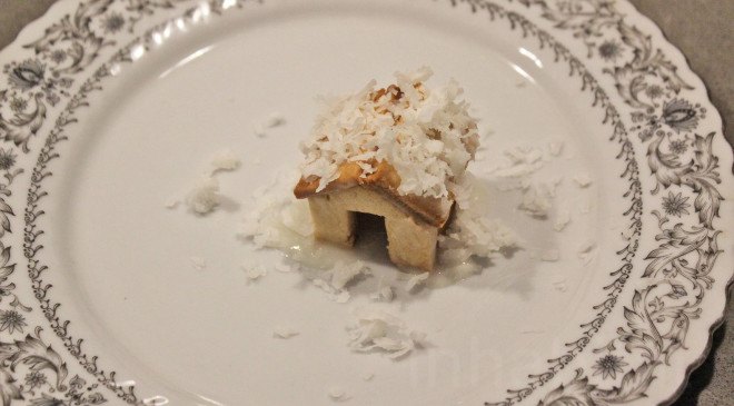 miniature gingerbread house, mini gingerbread house cup topper, gingerbread house mug topper, gingerbread mug hugger, mini gingerbread house, tiny gingerbread house, vegetarian recipe, holiday dessert, yuka yoneda, inhabitat video
