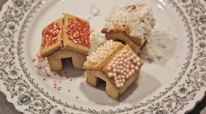 miniature gingerbread house, mini gingerbread house cup topper, gingerbread house mug topper, gingerbread mug hugger, mini gingerbread house, tiny gingerbread house, vegetarian recipe, holiday dessert, yuka yoneda, inhabitat video