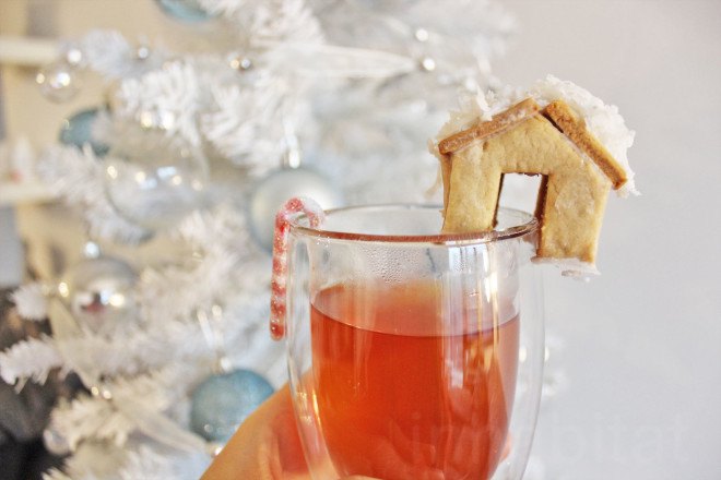 miniature gingerbread house, mini gingerbread house cup topper, gingerbread house mug topper, gingerbread mug hugger, mini gingerbread house, tiny gingerbread house, vegetarian recipe, holiday dessert, yuka yoneda, inhabitat video
