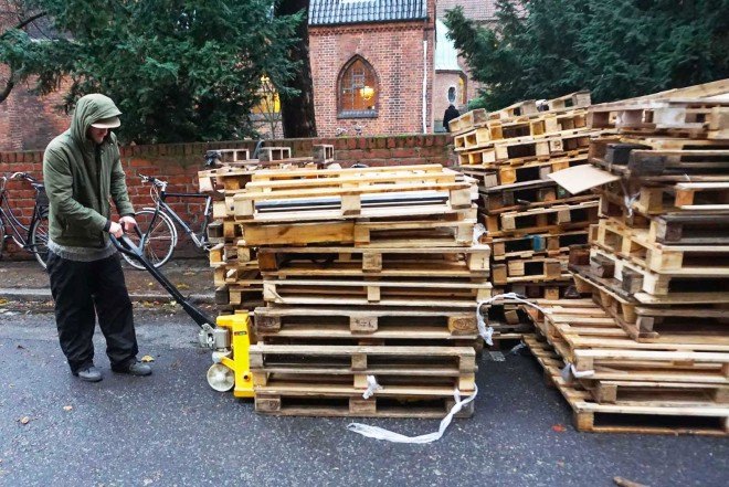 Thomas Dambo, recycled pallets shelter, Remake Christmas, Nikolaj Square, DIY Christmas, recycled materials, Copenhagen