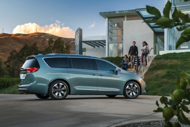 chrysler, plug-in hybrid, phev, 2016 detroit auto show, green car, hybrid minivan, plug-in hybrid minivan, electric motor, green transportation, 2017 chrysler pacifica, 2017 pacifica, chrysler pacifica