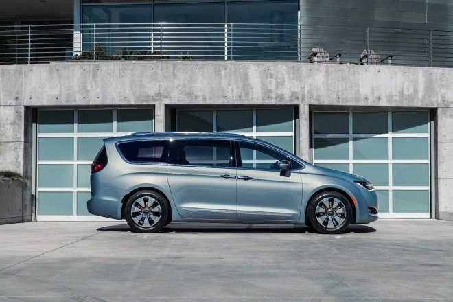 chrysler, plug-in hybrid, phev, 2016 detroit auto show, green car, hybrid minivan, plug-in hybrid minivan, electric motor, green transportation, 2017 chrysler pacifica, 2017 pacifica, chrysler pacifica