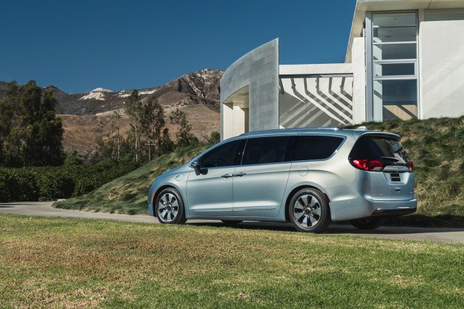 chrysler, plug-in hybrid, phev, 2016 detroit auto show, green car, hybrid minivan, plug-in hybrid minivan, electric motor, green transportation, 2017 chrysler pacifica, 2017 pacifica, chrysler pacifica