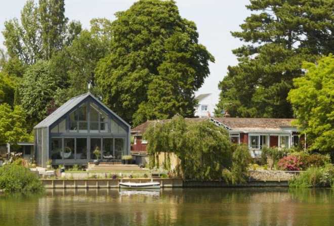 Amphibious House, Amphibious House by Baca Architects, Baca Architects, UK’s first amphibious house, floating architecture, flood-resistant architecture, flood resistant house, floating house, River Thames, River Thames architecture, amphibious architecture