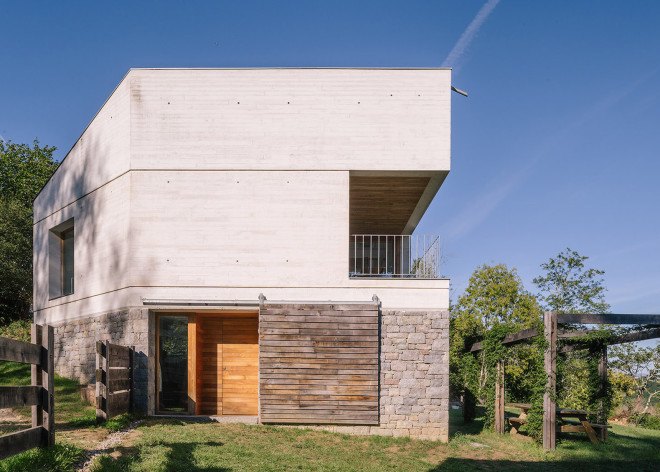 PYO Arquitectos, Casa Tmolo, Casa Tmolo by PYO Arquitectos, renovation, farmhouse turned home, farmhouse renovation, stable renovation, Asturias architecture, locally sourced stone, stable doors,