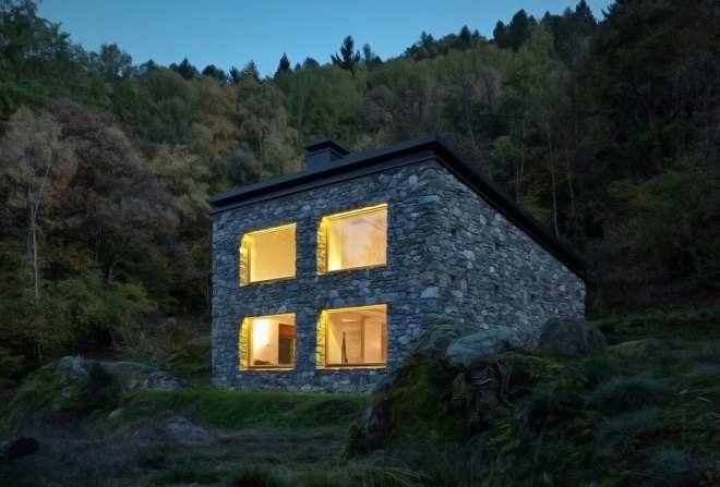 Alfredo Vanotti, Casa VI, architecture Italy, mountain cabin, stone house, natural light, locally sourced materials, traditional techniques, skylights, solar design, green architecture