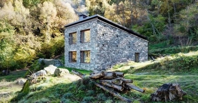 Alfredo Vanotti, Casa VI, architecture Italy, mountain cabin, stone house, natural light, locally sourced materials, traditional techniques, skylights, solar design, green architecture