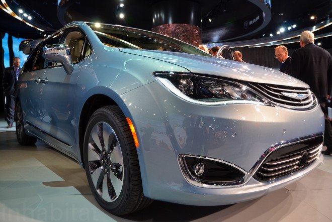 chrysler, plug-in hybrid, phev, 2016 detroit auto show, green car, hybrid minivan, plug-in hybrid minivan, electric motor, green transportation, 2017 chrysler pacifica, 2017 pacifica, chrysler pacifica