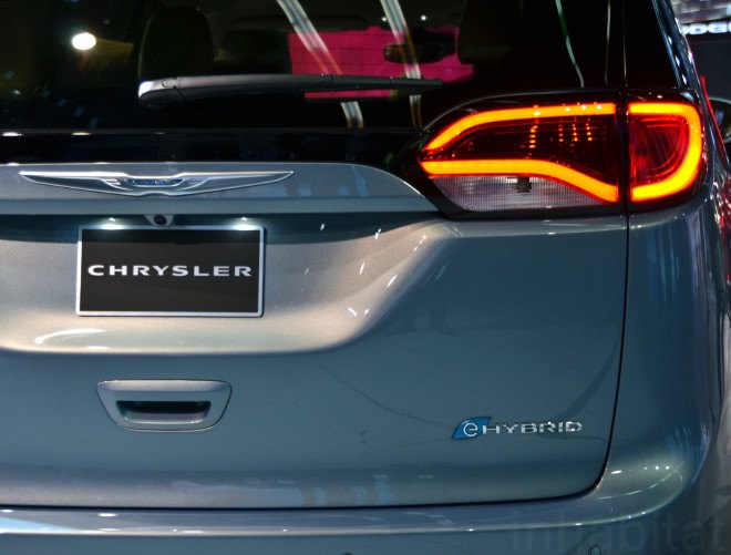 chrysler, plug-in hybrid, phev, 2016 detroit auto show, green car, hybrid minivan, plug-in hybrid minivan, electric motor, green transportation, 2017 chrysler pacifica, 2017 pacifica, chrysler pacifica