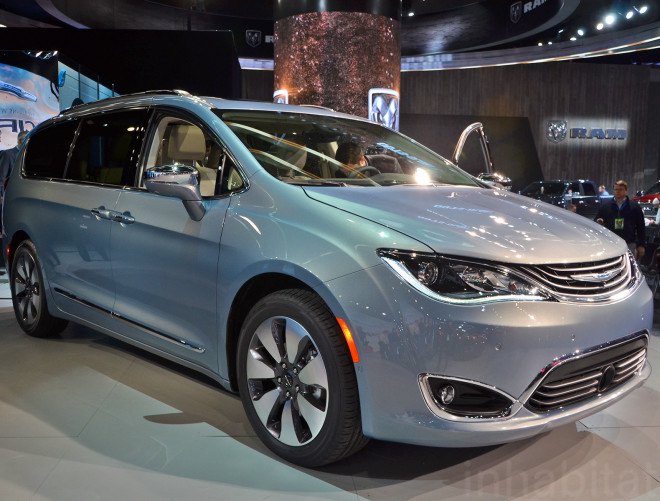 chrysler, plug-in hybrid, phev, 2016 detroit auto show, green car, hybrid minivan, plug-in hybrid minivan, electric motor, green transportation, 2017 chrysler pacifica, 2017 pacifica, chrysler pacifica