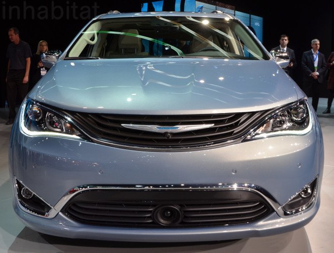 chrysler, plug-in hybrid, phev, 2016 detroit auto show, green car, hybrid minivan, plug-in hybrid minivan, electric motor, green transportation, 2017 chrysler pacifica, 2017 pacifica, chrysler pacifica