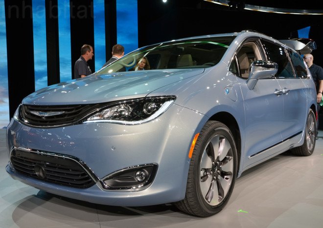 chrysler, plug-in hybrid, phev, 2016 detroit auto show, green car, hybrid minivan, plug-in hybrid minivan, electric motor, green transportation, 2017 chrysler pacifica, 2017 pacifica, chrysler pacifica