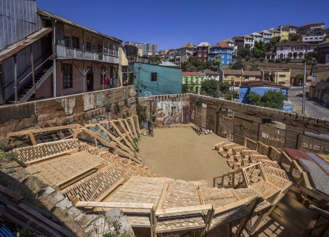 Sitio Eriazo, Scarcity and Creativity Studio, Ecuador 428 renovation, urban revitalization, community design, community project, adaptive reuse, renovating abandoned urban space, Valparaíso, Ecuador 428 by Sitio Eriazo, Ecuador 428 by Sitio Eriazo and Scarcity and Creativity Studio, urban amphitheater