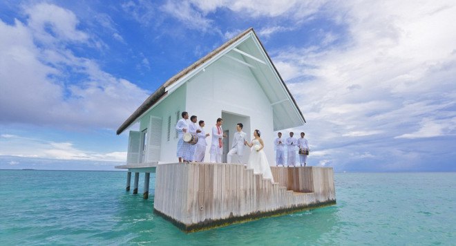 floating architecture, romantic getaways, valentine's day, floating airbnb, floating vacation spots, houseboats, airbnb houseboats, houseboats for rent, houseboat architecture, floating chapel, The Floatwing, The Saunalautta, Floating Thames AirBnb, Project X2 River Kwai Resort, The Four Seasons’ Landaa Giraavaru, The WaterNest 100