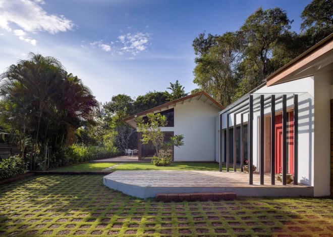 Rubber Soul architect, Goa India, courtyard, India architecture, wooden deck, private residence, green architecture, natural light