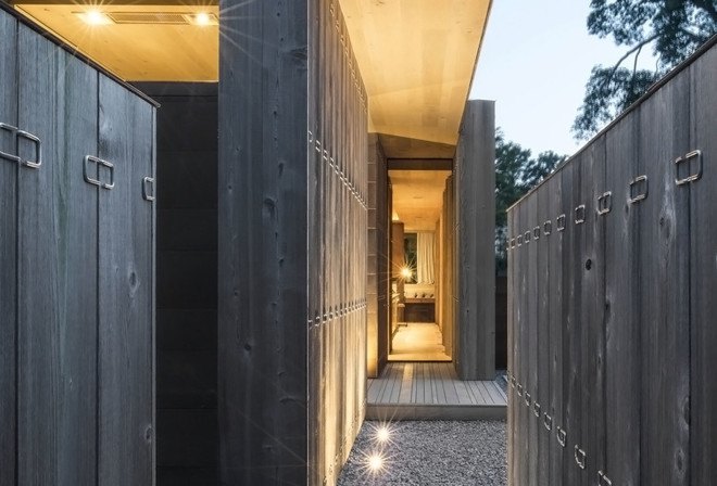 Elisabeth II concrete house, Bates Masi Architects, concrete house in Amagansett, cedar-clad house, acoustic performance, noise reducing house, cedar board cladding, natural building materials, thermal insulation, green architecture in New York, timber cladding, green materials, noise pollution