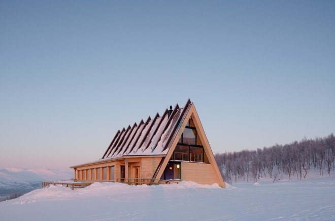 Björk by Murman Arkitekter, Björk in Hemavan, Hemavan architecture, alpine prefab architecture, glulam beam structure system, Sami culture inspired architecture,