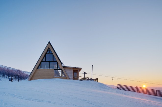 Björk by Murman Arkitekter, Björk in Hemavan, Hemavan architecture, alpine prefab architecture, glulam beam structure system, Sami culture inspired architecture,