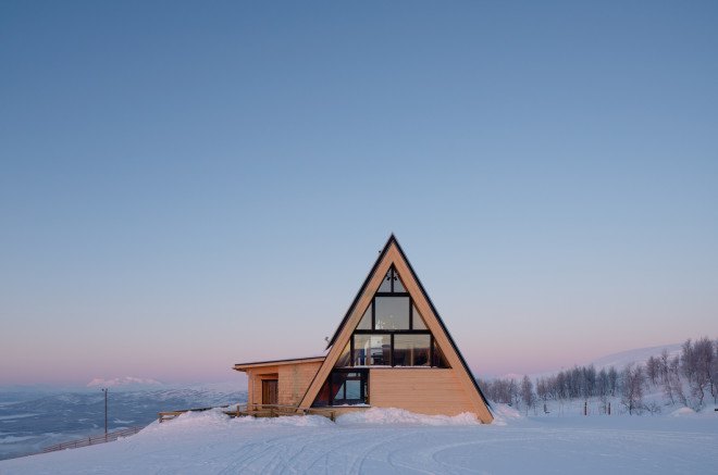 Björk by Murman Arkitekter, Björk in Hemavan, Hemavan architecture, alpine prefab architecture, glulam beam structure system, Sami culture inspired architecture,