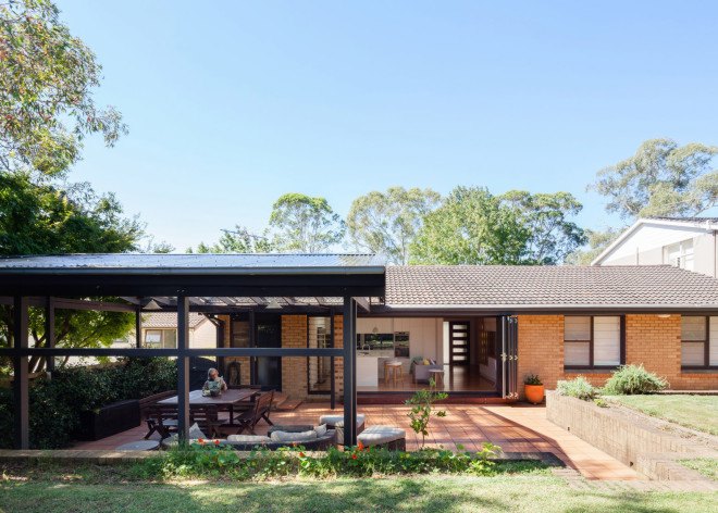Bijl Architecture, Sydney modern homes, modern architecture, wood slat screen, wood screen, slatted wood facade, wood facade, light control, green remodel, home remodeling, mid-century remodel, Escu House