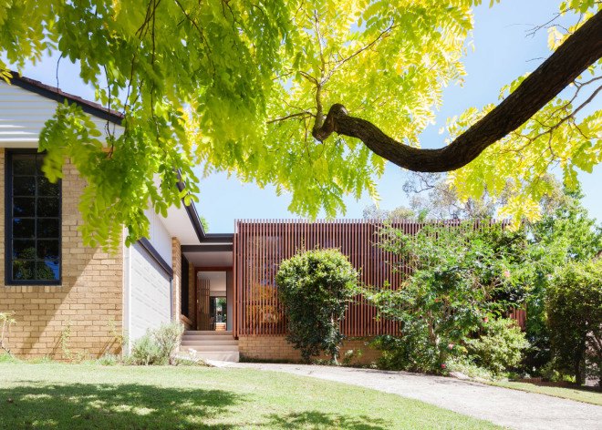 Bijl Architecture, Sydney modern homes, modern architecture, wood slat screen, wood screen, slatted wood facade, wood facade, light control, green remodel, home remodeling, mid-century remodel, Escu House