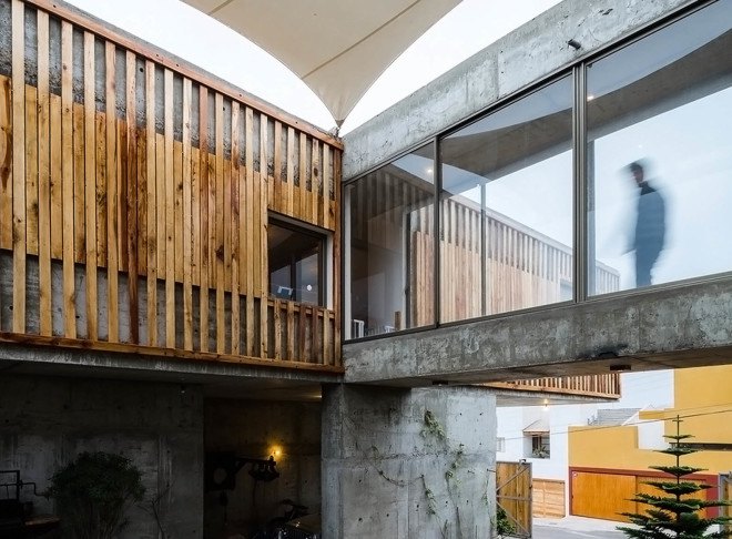 Jardines del Sur House, DX Arquitectos, Chile, native wood, regionally sourced building materials, rustic house, courtyard, swimming pool, green architecture