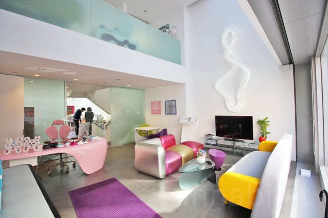 Karim Rashid, karim rashid office, bump, karim rashid bump, karim rashid interior design, karim rashid nyc office, bump phone charger, richard smiedt