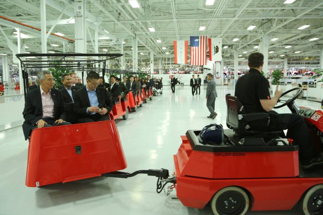 Tesla, Tesla Model S, carbon emissions, carbon emissions test, Singapore, Elon Musk, Tesla factory, Lee Hsien Loong, Singapore prime minister