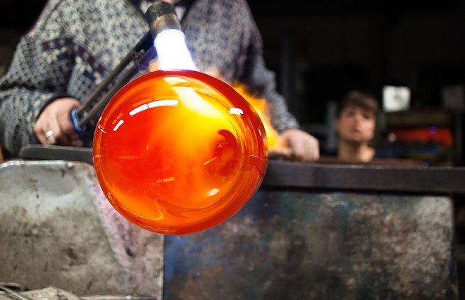 Mygdal Plantlamp, We Love Eames, design, plants, plants indoors, self-sustaining ecosystem, lighting, LED lighting, German design, glass, blowing glass, glass blowers