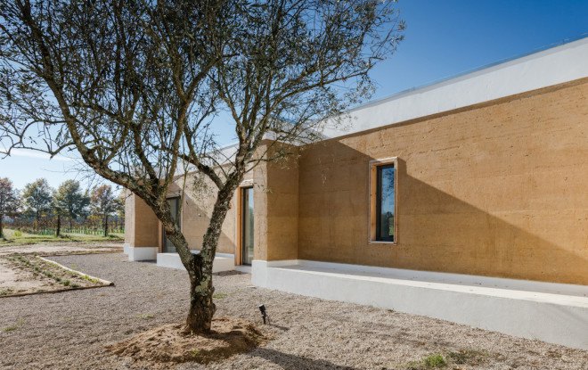 Blaanc, Vineyard House, Montijo, rammed earth, rammed earth walls, vineyard architecture, vineyard, earth walls, solar shading