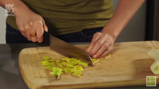 eat banana peels, how to eat banana peels, banana peels, waste reduction, green recipes, food waste, healthy recipes, banana peel smoothie, banana peel recipes, cooking with food scraps, using food scraps