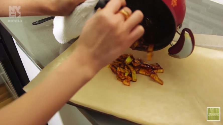 eat banana peels, how to eat banana peels, banana peels, waste reduction, green recipes, food waste, healthy recipes, banana peel smoothie, banana peel recipes, cooking with food scraps, using food scraps