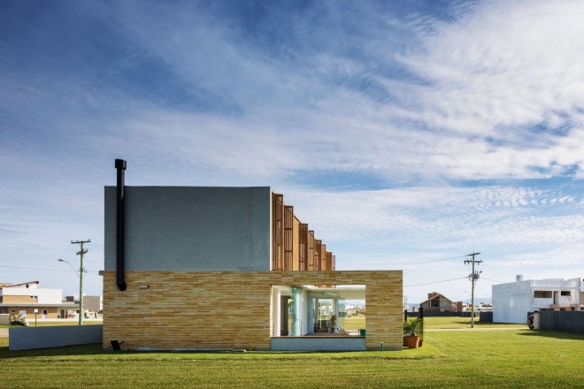 CASA22, Hola Arquitectura, Brazil, translucent building skin, interactive house, wooden lovers, natural light, green architecture, gardening, recreation