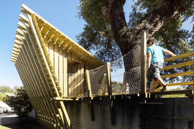 Martial Marquet, Saperlipopette les Architecte, treehouse, Portugal, Casa No Muro, floating architecture, pine wood, natural light, green architecture, timber structure