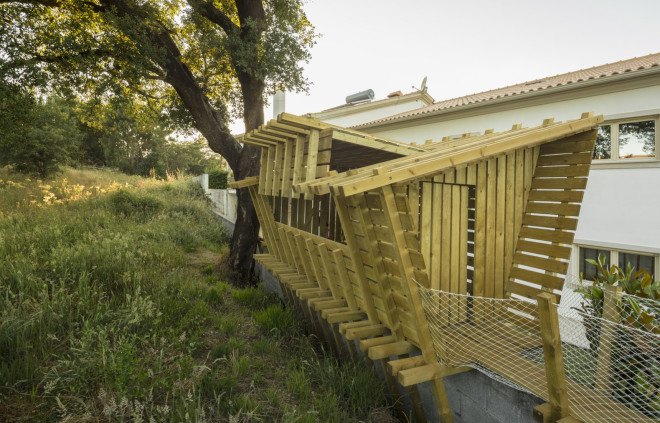 Martial Marquet, Saperlipopette les Architecte, treehouse, Portugal, Casa No Muro, floating architecture, pine wood, natural light, green architecture, timber structure