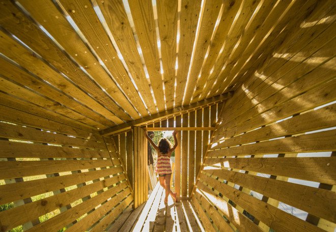 Martial Marquet, Saperlipopette les Architecte, treehouse, Portugal, Casa No Muro, floating architecture, pine wood, natural light, green architecture, timber structure