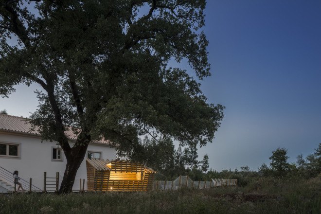 Martial Marquet, Saperlipopette les Architecte, treehouse, Portugal, Casa No Muro, floating architecture, pine wood, natural light, green architecture, timber structure