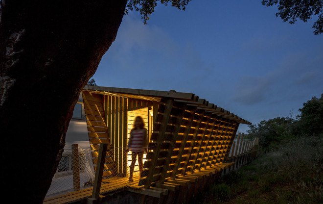Martial Marquet, Saperlipopette les Architecte, treehouse, Portugal, Casa No Muro, floating architecture, pine wood, natural light, green architecture, timber structure