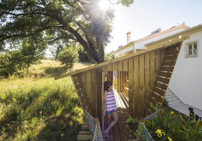 Martial Marquet, Saperlipopette les Architecte, treehouse, Portugal, Casa No Muro, floating architecture, pine wood, natural light, green architecture, timber structure