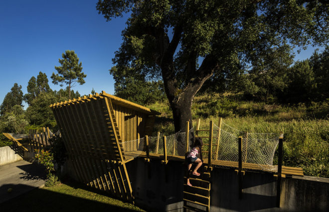 Martial Marquet, Saperlipopette les Architecte, treehouse, Portugal, Casa No Muro, floating architecture, pine wood, natural light, green architecture, timber structure