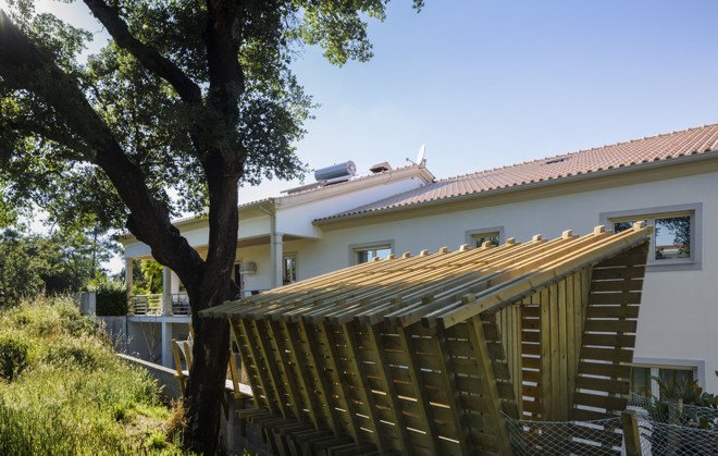Martial Marquet, Saperlipopette les Architecte, treehouse, Portugal, Casa No Muro, floating architecture, pine wood, natural light, green architecture, timber structure