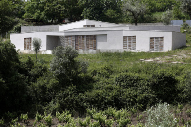 Gateria House, Portugal, vineyards, Camarim Arquitectos, swimming pool, soil thermal mass, stone house, green architecture, natural light