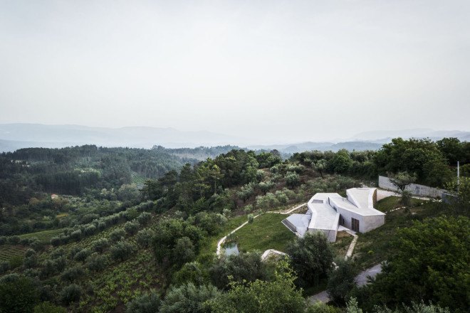 Gateria House, Portugal, vineyards, Camarim Arquitectos, swimming pool, soil thermal mass, stone house, green architecture, natural light