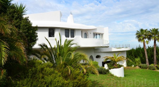 Galiläi, Raymond Alexander Architect, Rotating Homes, Dome Home, South Africa, Spanish Farm, Somerset Home, Harald Scheppig, rotating house in South Africa, sculptural dome house