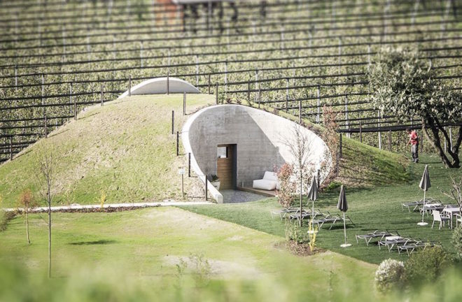 apple-inspired architecture, Apfelhotel Torgglerhof, Apfelhotel Torgglerhof by noa*, Applesauna by noa*, green roofed sauna, sauna design in Italy