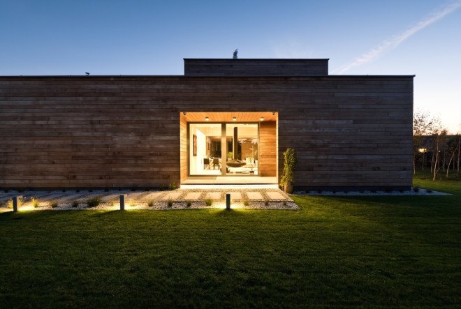 Cedar House by Mariusz Wrzeszcz, Cedar House in Poland, Mariusz Wrzeszcz in Poznan, east west oriented homes, Mariusz Wrzeszcz designed homes