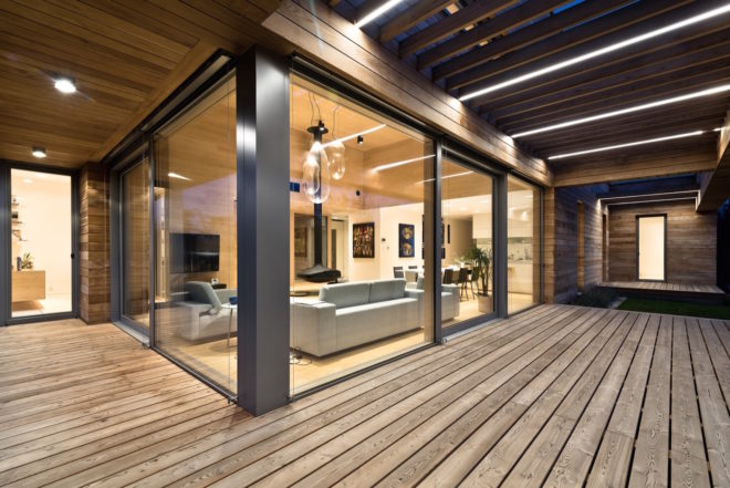 Cedar House by Mariusz Wrzeszcz, Cedar House in Poland, Mariusz Wrzeszcz in Poznan, east west oriented homes, Mariusz Wrzeszcz designed homes