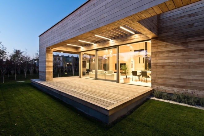 Cedar House by Mariusz Wrzeszcz, Cedar House in Poland, Mariusz Wrzeszcz in Poznan, east west oriented homes, Mariusz Wrzeszcz designed homes